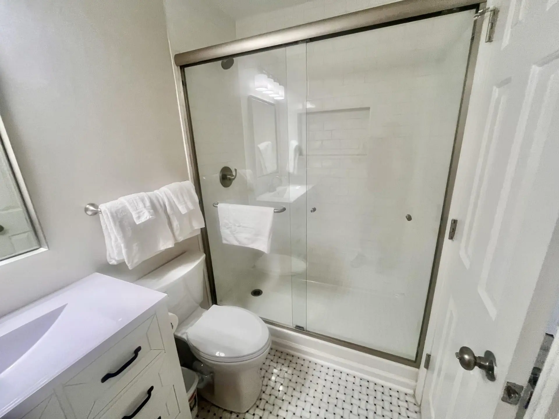 Tile and niche detail in the shower
